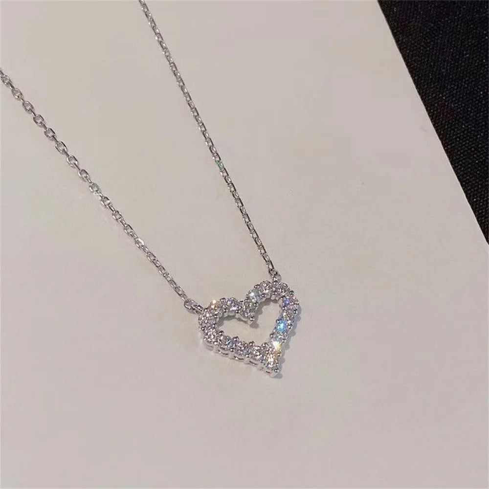 Colar Feminino Coração Vazado – Estilo K-pop com Cristais e Zircônia Romântica