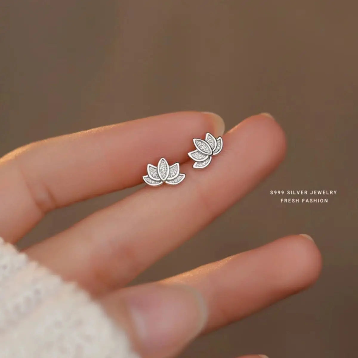 Brincos Femininos de Prata 925 – Stud Flor de Lótus, Joia Delicada e Elegante
