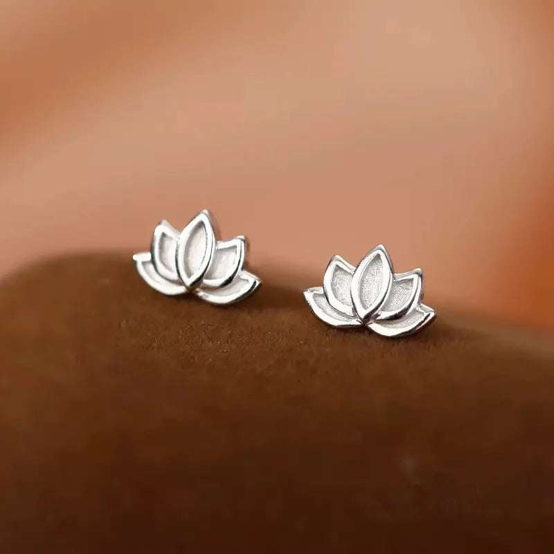 Brincos Femininos de Prata 925 – Stud Flor de Lótus, Joia Delicada e Elegante