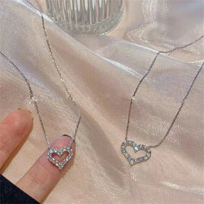 Colar Feminino Coração Vazado – Estilo K-pop com Cristais e Zircônia Romântica