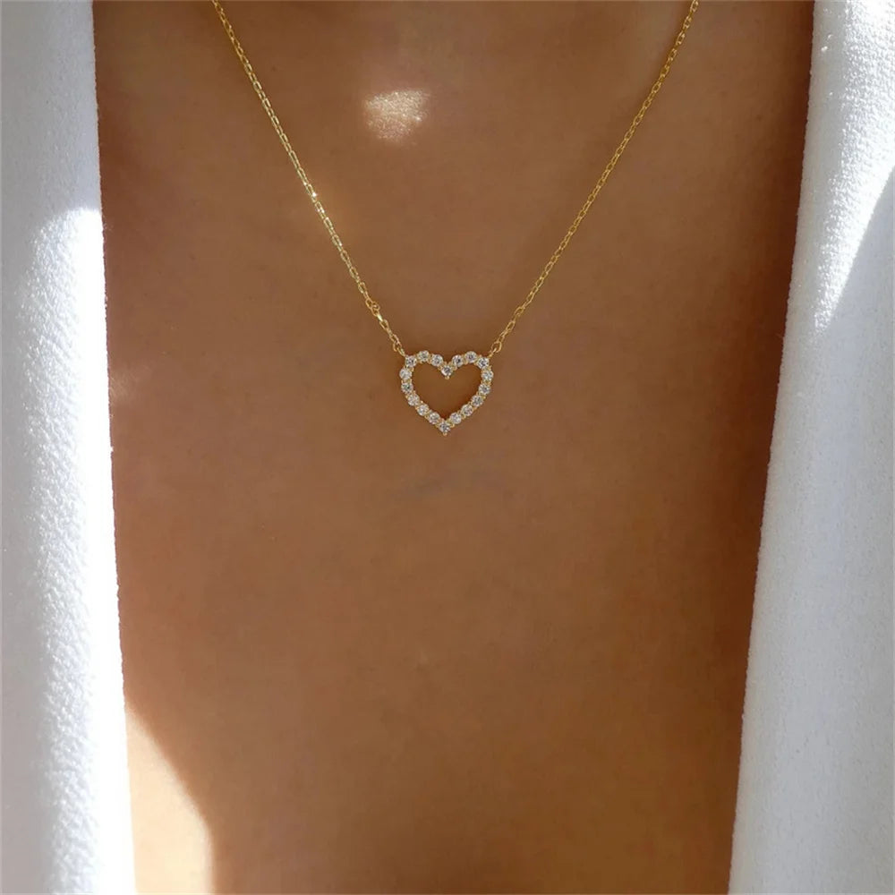 Colar Feminino Coração Vazado – Estilo K-pop com Cristais e Zircônia Romântica